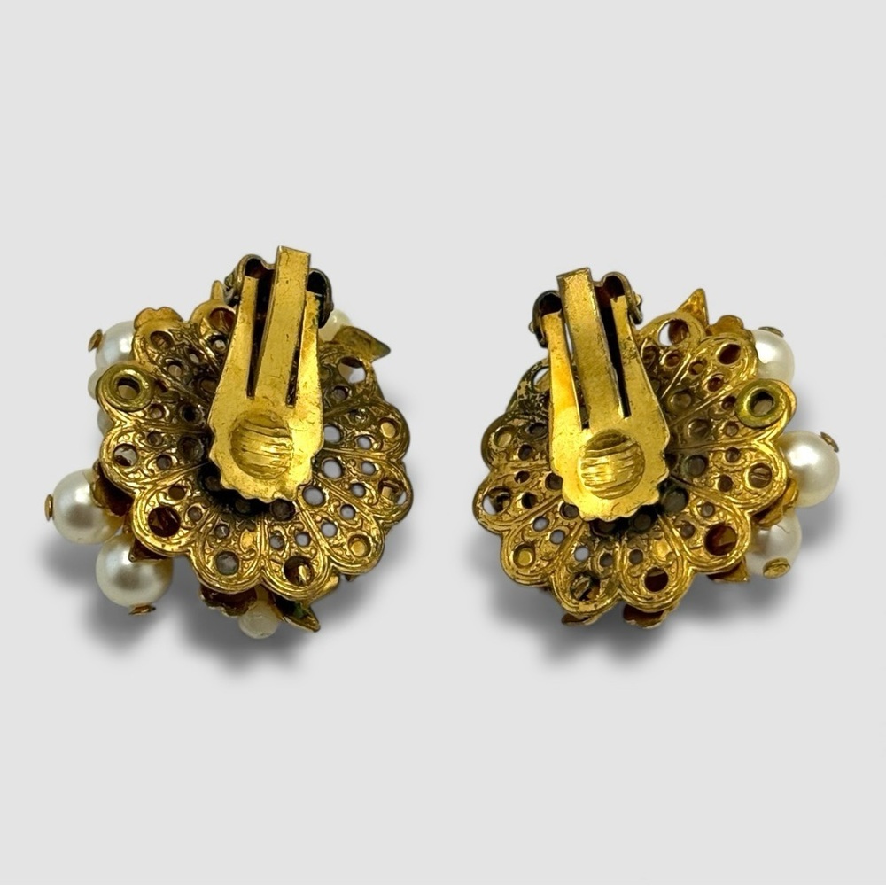 ✨ Vintage Ornate Pearl Floral Cluster Earrings Gold Tone Cabochon Clip On 1950s - Picture 6 of 6